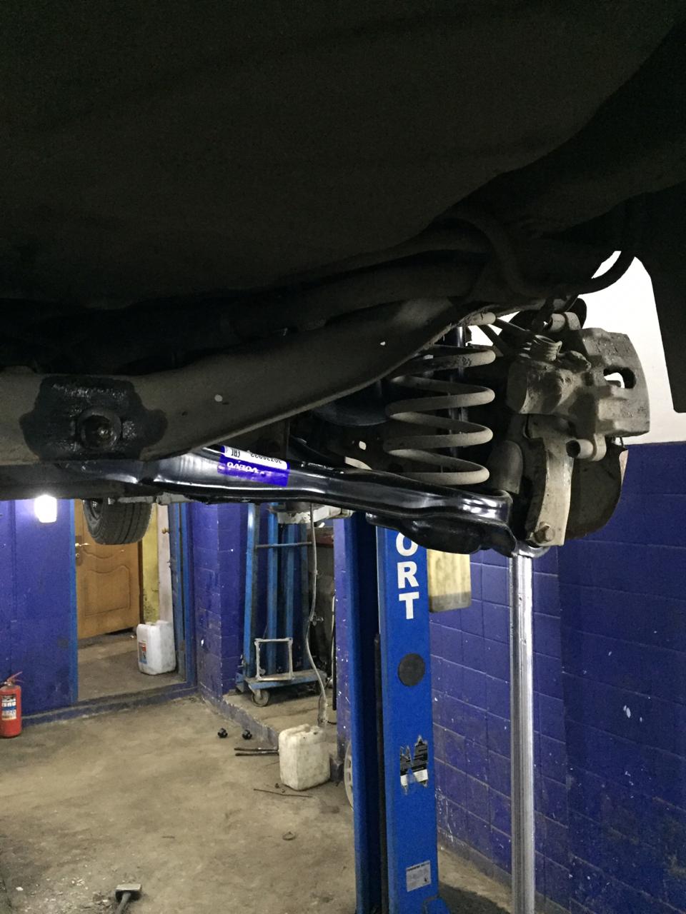 замена задних поперечных рычагов volvo